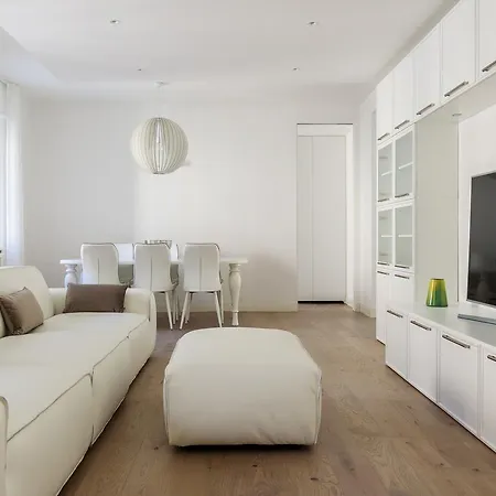 Pure White Luxury - Bymyhomeincomo Apartment