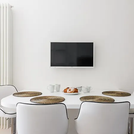 Pure White Luxury - Bymyhomeincomo Apartment