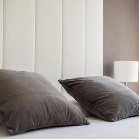 Apartment Pure White Luxury - Bymyhomeincomo Como