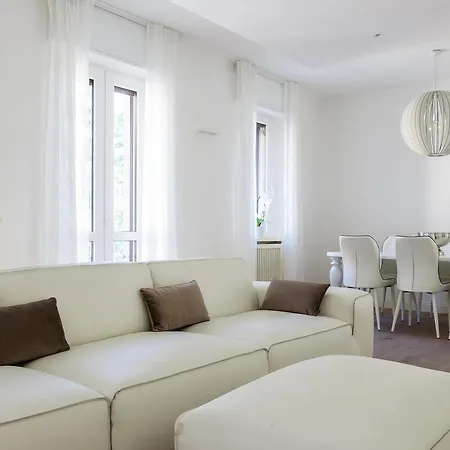 Pure White Luxury - Bymyhomeincomo Lejlighed Como